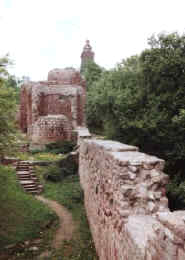 pohled z dolnho hradu na pamtnk Barbarosy