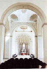 vnitn prostory romnskho kostela