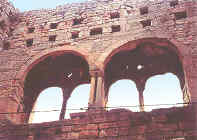 románská okna paláce