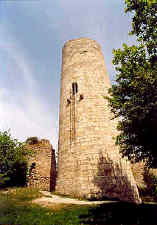 bergfrit dolního hradu - vstup cca 8-10m nad zemí