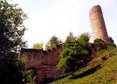 spojovací hradba a bergfrit dolního hradu