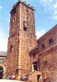 "dostavěná" věž v sousedství románského paláce
