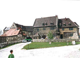 celkov� pohled na p�edn� ��st vnit�n�ho hradu